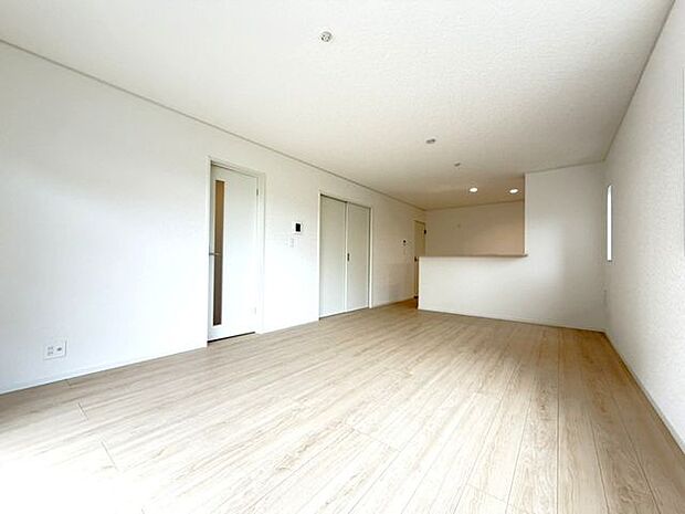 家族が自然と集まる明るいリビングで、毎日の会話が広がります。新築建売の魅力が伝わります。