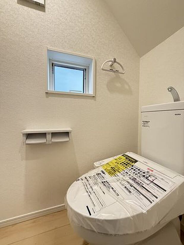 温水洗浄便座付きで、家族みんなが気持ちよく使えるトイレです。見学前の確認にも便利です。