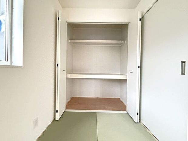 小さなお子様の遊び場や昼寝場所としても安心感のある和室です。物件比較にも役立つ一枚です。