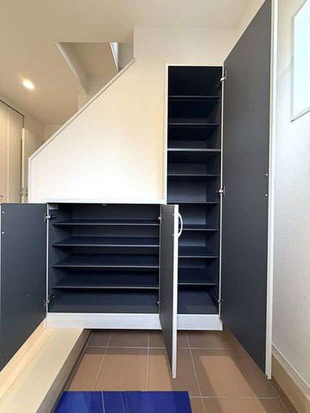 必要な場所に収納があることで生活動線が乱れにくく、住まい全体をすっきり見せやすいのが魅力です。