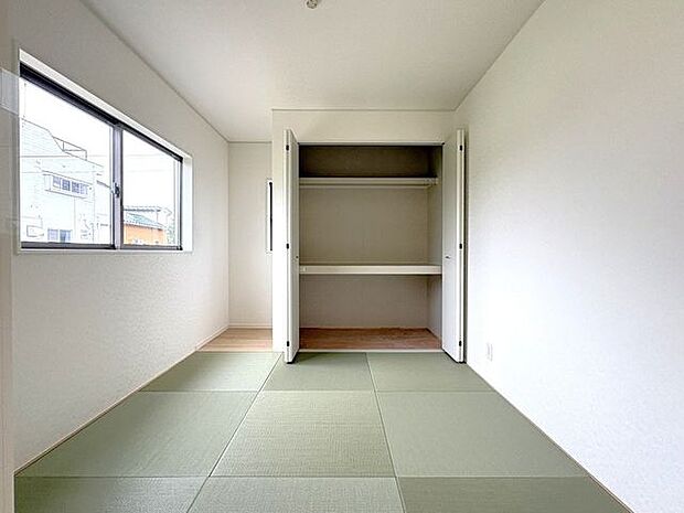 小さなお子様の遊び場や昼寝場所としても安心感のある和室です。物件比較にも役立つ一枚です。