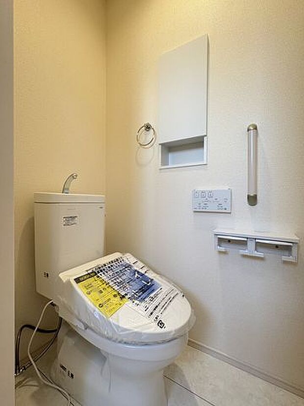 温水洗浄便座付きで、家族みんなが気持ちよく使えるトイレです。