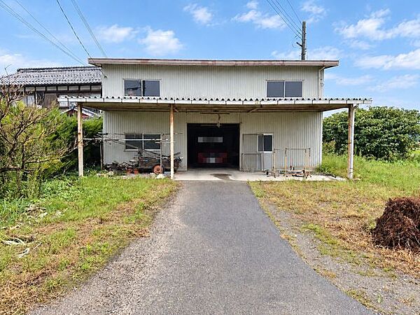 鉄骨造のゆとりある倉庫で、車両保管や資材置場など幅広い用途に対応できます。