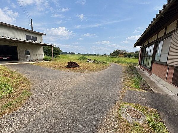 建物と倉庫の間にもゆとりがあり、車両の出入りや敷地内移動もしやすい配置です。※一部AIで家具等を消しています。