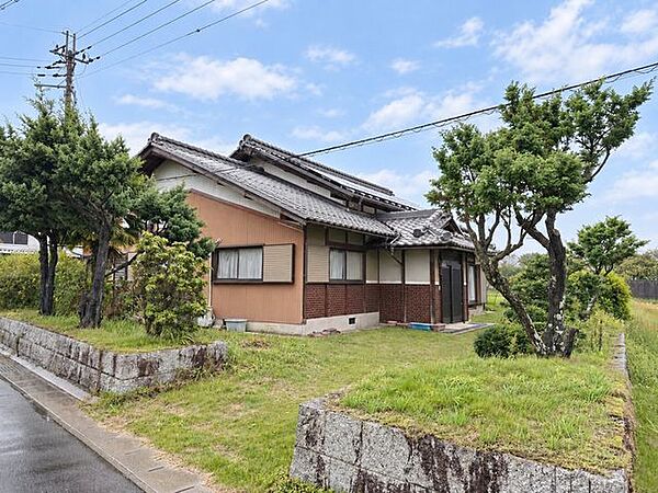 緑に囲まれたゆとりある敷地で、平家ならではの落ち着いた外観が魅力です。※一部AIで家具等を消しています。