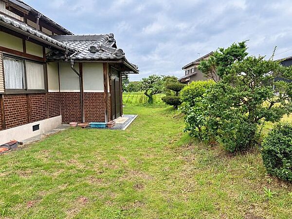 植栽のある広々とした庭で、家庭菜園やガーデニングなども楽しめそうです。