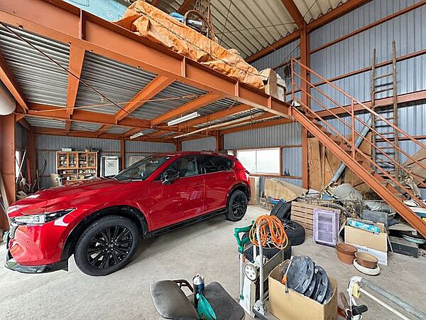 車庫や作業場、趣味のスペースなど多用途に活用できる大きな倉庫があります。