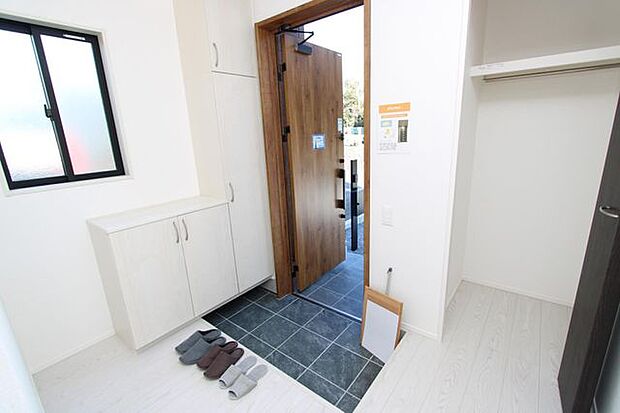 玄関に窓があるので、明るくておススメです♪