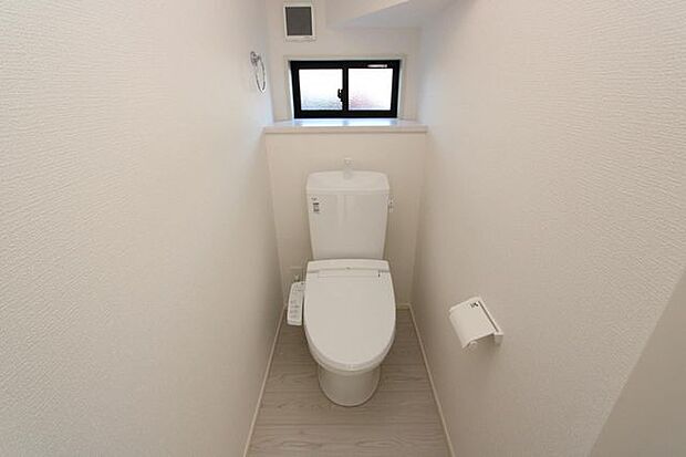 写真は1階トイレですが、2階にもあります♪