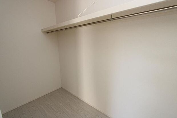 収納たっぷりのウォークインクローゼット