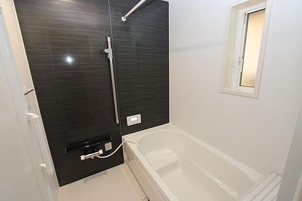 浴室には窓もあり通風・彩光に優れています♪