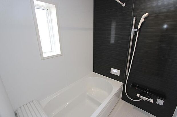 浴室には窓もあり通風・彩光に優れています♪