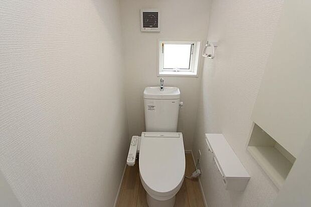 写真は1階トイレですが、2階にもあります♪