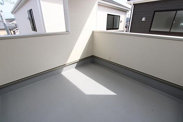 ルーフバルコニーは外出時の急な雨にも安心♪