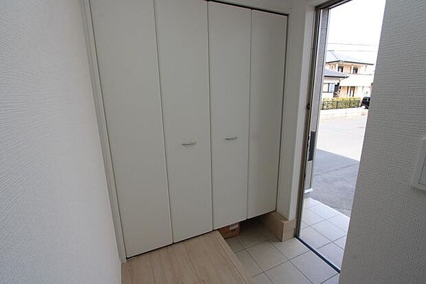 大きなシューズクローゼットが付いています♪