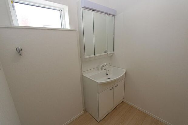 シャンプドレッサーに窓付きの洗面スペース♪