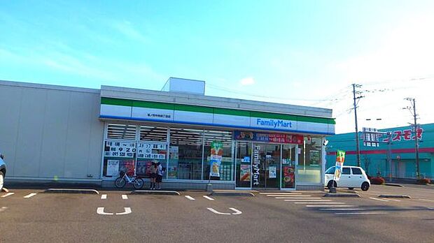 ファミリーマート 坂ノ市中央四丁目店 240m