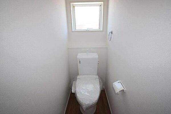 トイレに窓があり明るいです♪