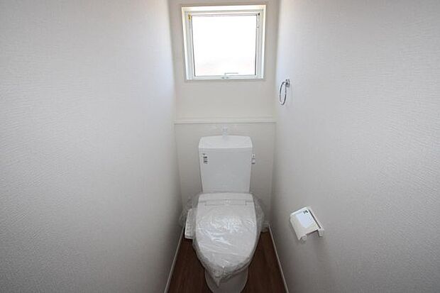 トイレに窓があり明るいです♪