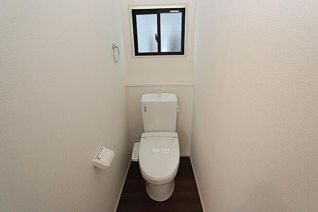 写真は1階トイレですが、2階にもあります♪
