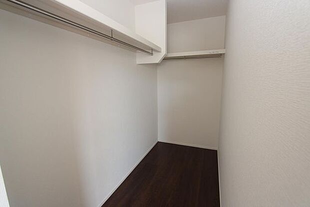 収納たっぷりのウォークインクローゼット