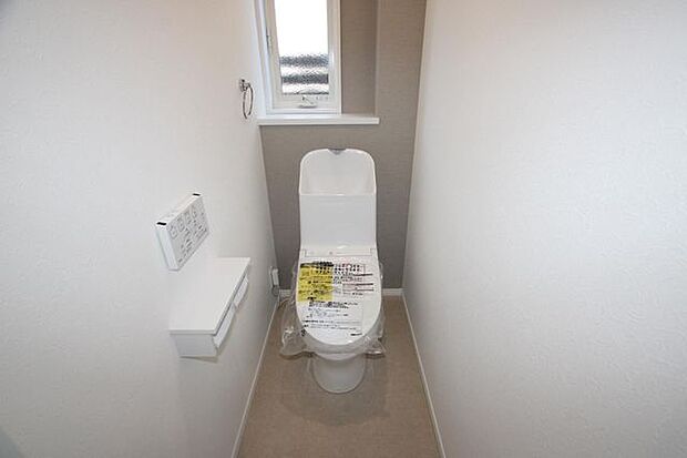 写真は1階トイレですが、2階にもあります♪