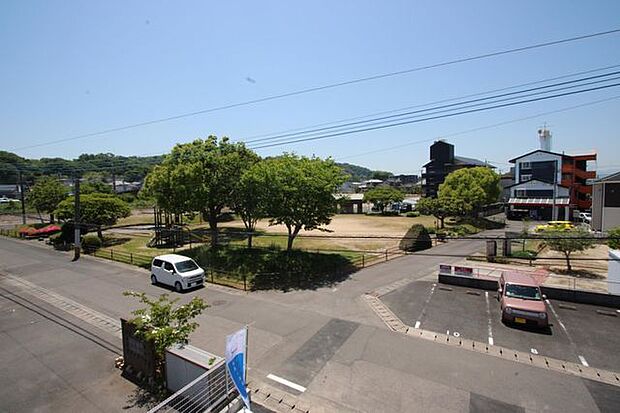 公園が道を挟んで前にあるので、子育て環境に良い物件です♪