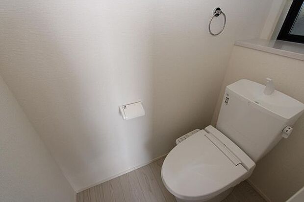 写真は1階トイレですが、2階にもあります♪
