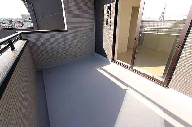 幅広のバルコニー