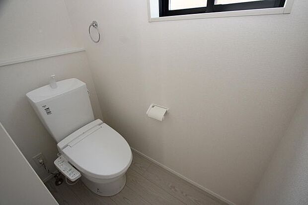 写真は1階トイレですが、2階にもあります♪