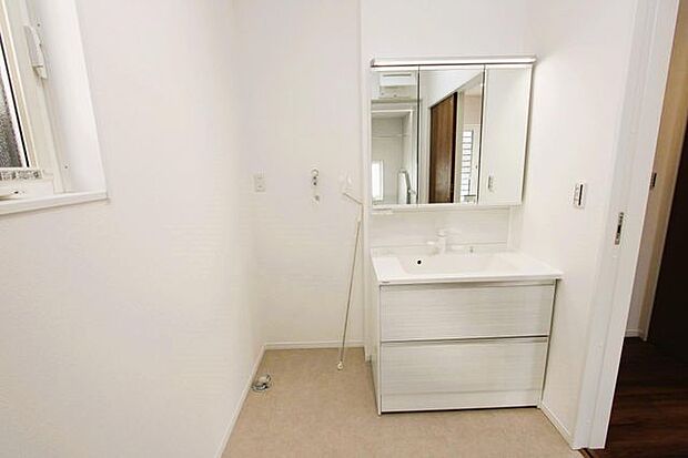 シャンプドレッサーに窓付きの洗面スペース♪