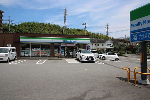 ファミリーマート大分インター店 684m
