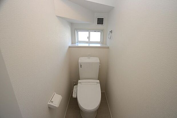 写真は1階トイレですが、2階にもあります♪