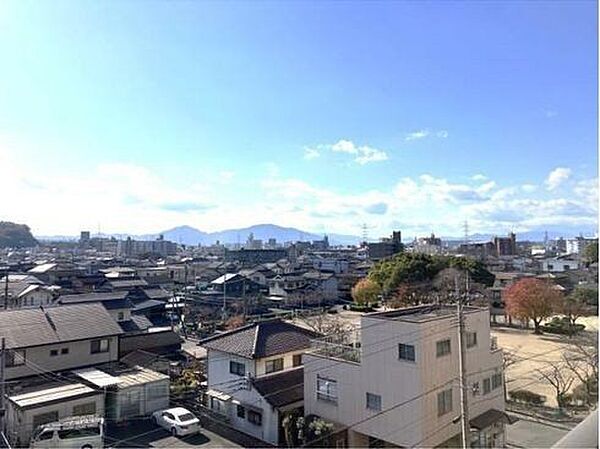 公園が近くにあり、子育て環境に良い物件です♪