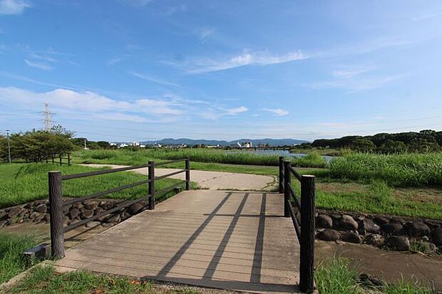 近くの河川敷はウォーキングなどが楽しめます♪