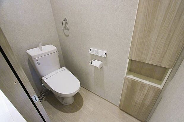2階にもトイレがあると安心ですね♪引戸で開け閉めし易いのがおススメ♪