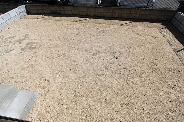 ちょっとしたお庭が付いてます♪ガーデニング等多目的に使えそうです。