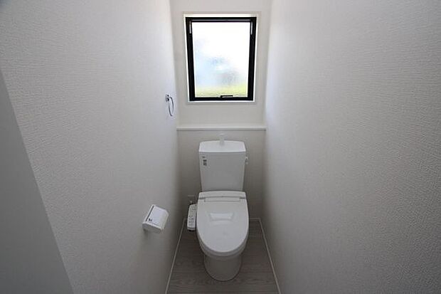 トイレに窓があり明るいです♪