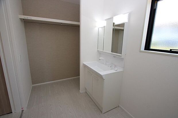 シャンプドレッサーに窓付きの洗面スペース♪クローゼットスペースもあるのがおススメです♪