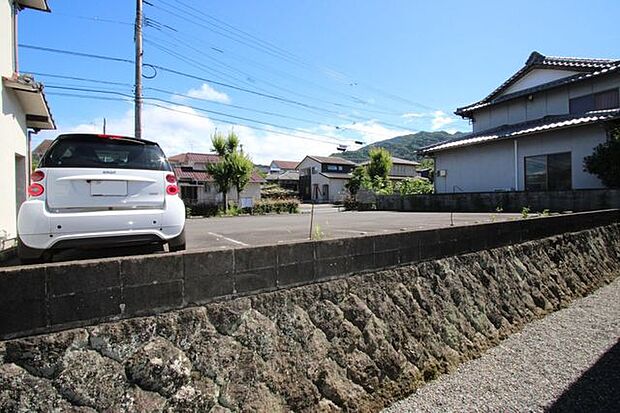 南側は1段高い駐車場なので、目線もあわず日当たりも良いです♪