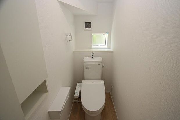 写真は1階トイレですが、2階にもあります♪