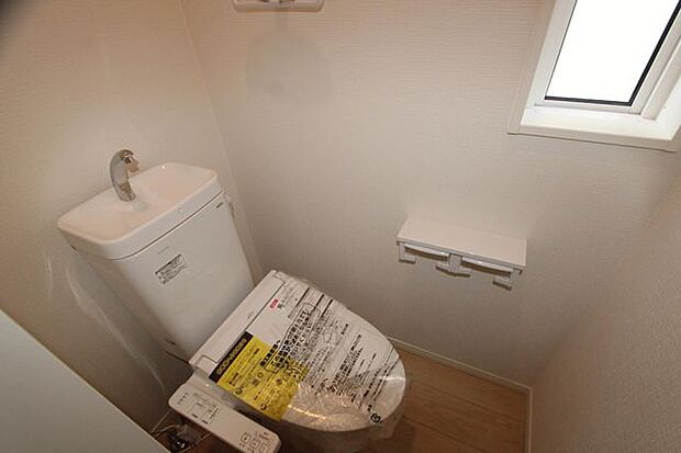 写真は1階トイレですが、2階にもあります♪