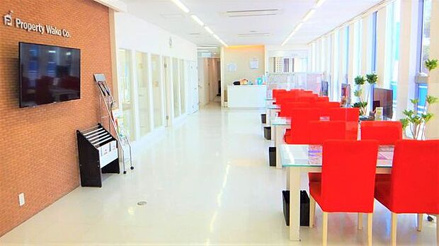 ガラス張りの明るい店内 感染対策もしておりますので、ご安心ください。フリーWi-Fi完備しております♪