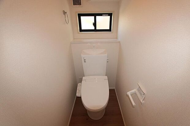 写真は1階トイレですが、2階にもあります♪