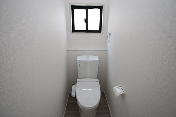 写真は1階トイレですが、2階にもあります♪