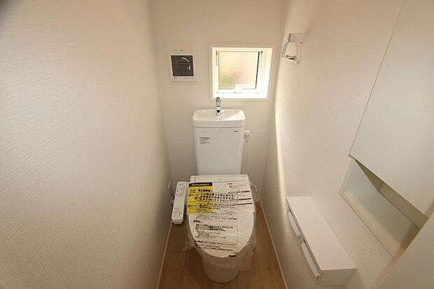 写真は1階トイレですが、2階にもあります♪