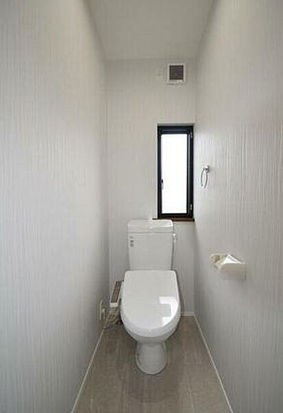 写真は1階トイレですが、2階にもあります♪
