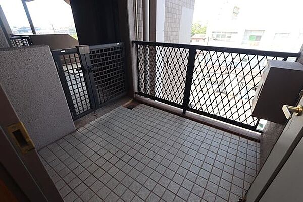 1フロア2住戸の戸建て感覚のマンション♪