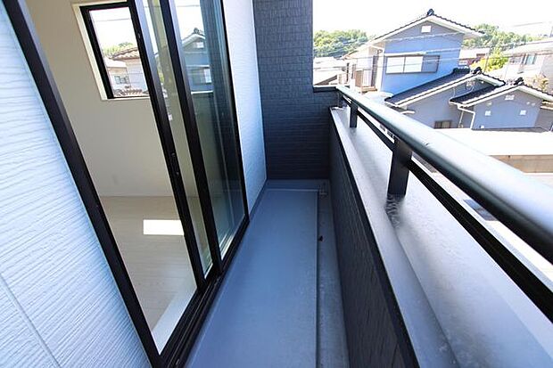2階は2面バルコニーなので布団干しに快適♪写真は北側バルコニーです