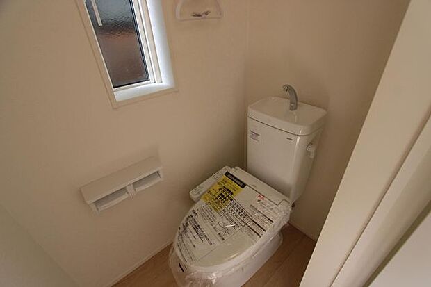 写真は1階トイレですが、2階にもあります♪